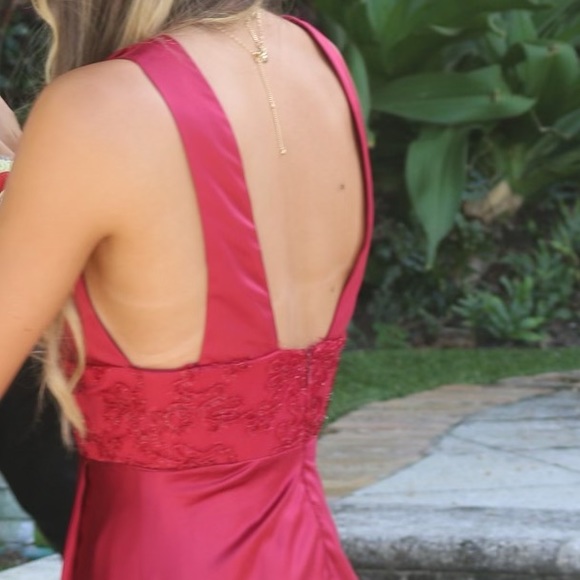 Prom dress light red 00, has a slit in the front and open back. V-neck in front. - Picture 4 of 5
